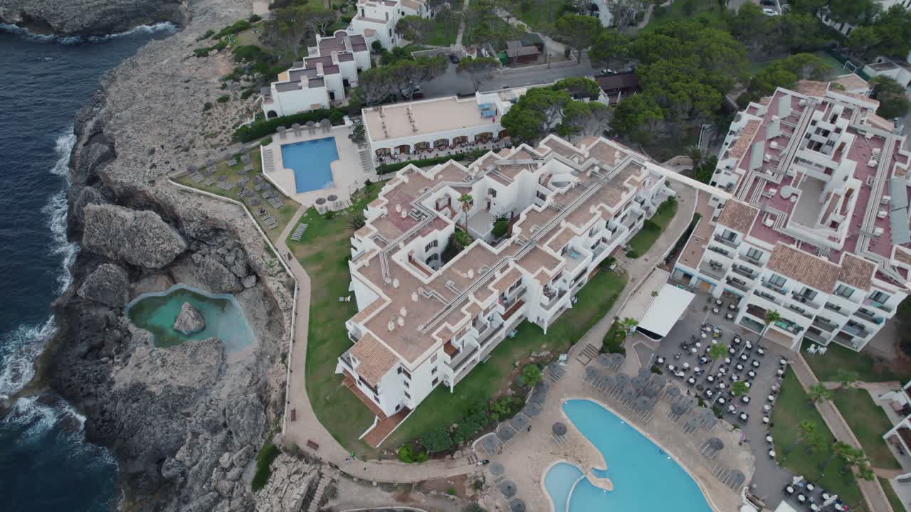 스페인 마요르카의 해변 근처 절벽에 있는 7 로카스 호텔 빌라의 공중 선회 전망