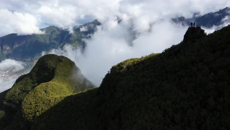 Drohnenaufnahme,-Die-Nach-Vorne-Fliegt-Und-Drei-Menschen-Zeigt,-Die-Zusammenstehen,-Die-Aussicht-über-Sao-Vicente-In-Monte-Trigo-Beobachten-Und-Genießen