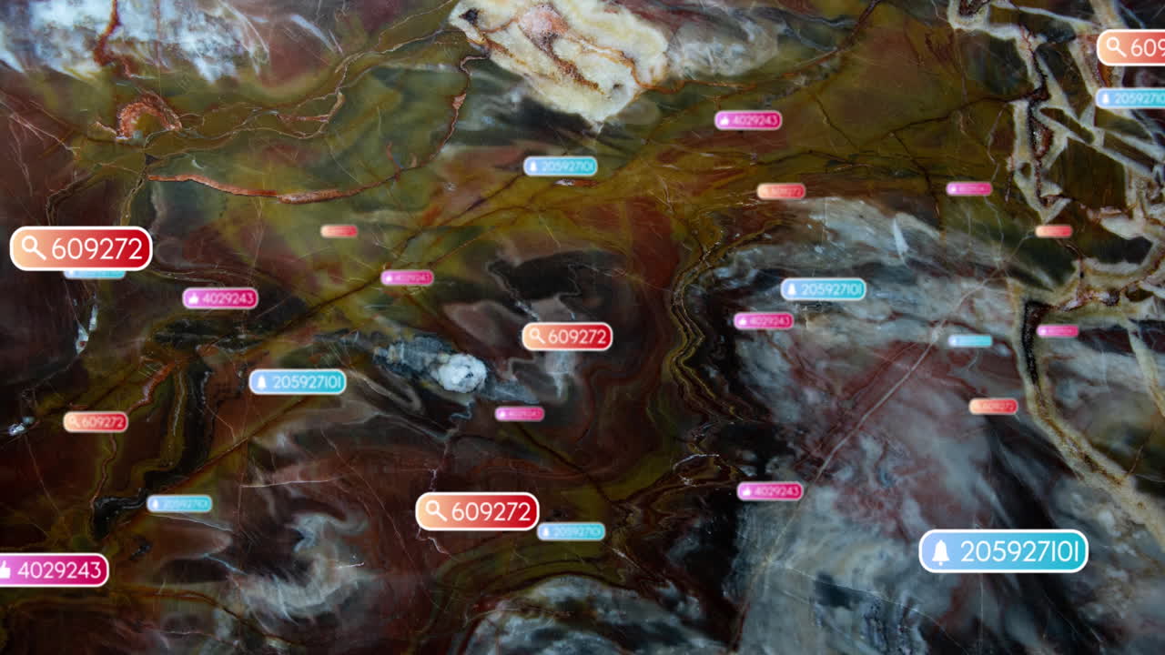 animación de iconos de redes sociales y texto sobre fondo de piedra