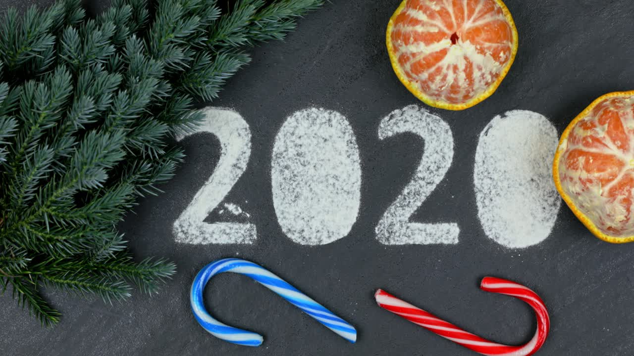 Design artistico Duemilaventi con foglie di fico, arance e bastoncini di zucchero - Perfetto per lo sfondo di un calendario - Primo piano