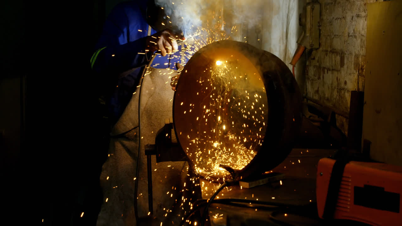 4k 워크 ⁇  에서 용접  ⁇ 불 을 사용하는 금속공