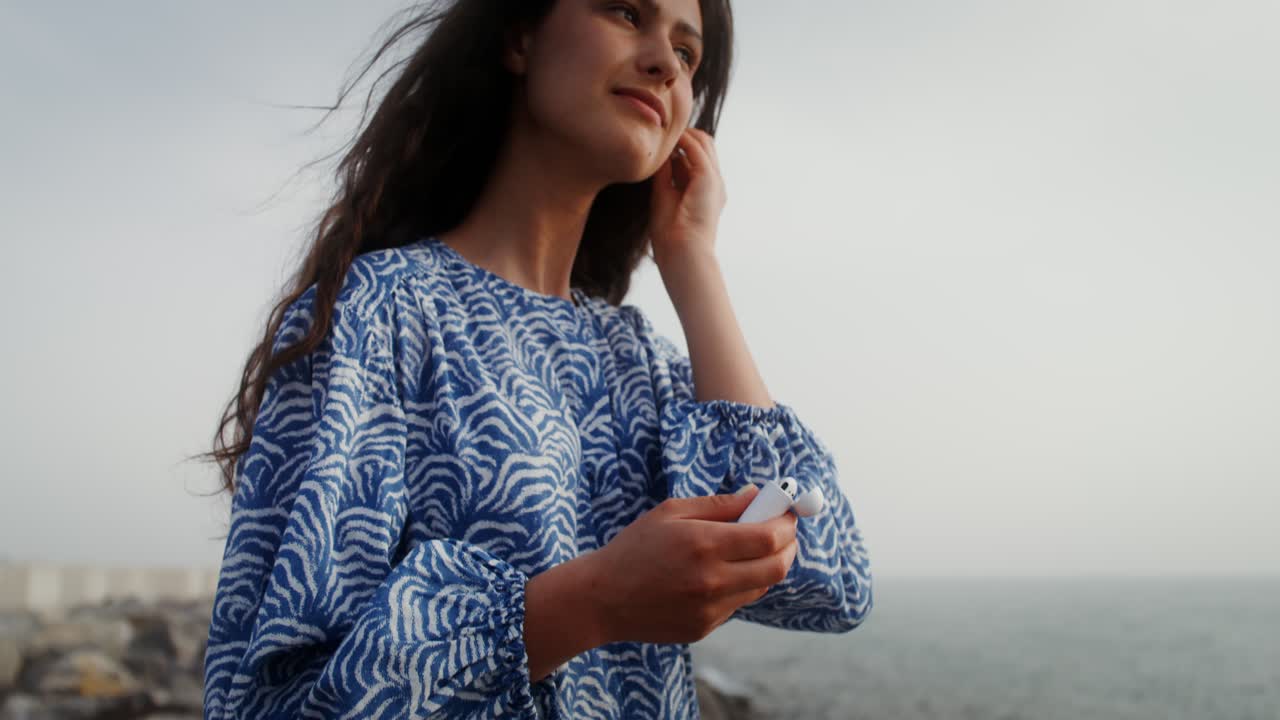 mujer disfrutando de un paseo por el mar
