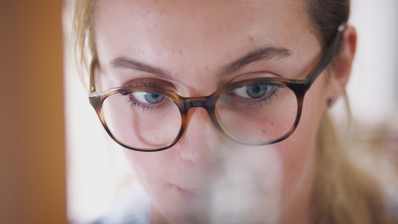 cerca en la cara de una artista adolescente que trabaja detrás de un caballete