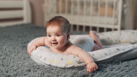 Lächelndes-Schönes-Baby,-Das-In-Einer-Windel-Auf-Dem-Bauch-Liegt