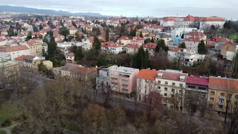 hermoso paisaje urbano aéreo de zagreb mientras vuela sobre el parque de arte
