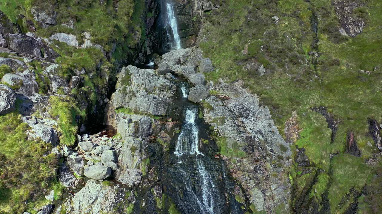 vista aérea de la cascada aislada de las montañas rocosas en el sur de irlanda