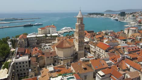 Dron-Aéreo-Girando-Sobre-Un-Popular-Destino-Turístico-En-La-Catedral-De-San-Domnio-Y-El-Palacio-De-Diocleciano,-Split,-Croacia-Durante-El-Día