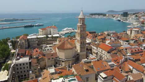 dron aéreo girando sobre un popular destino turístico en la catedral de san domnio y el palacio de diocleciano, split, croacia durante el día