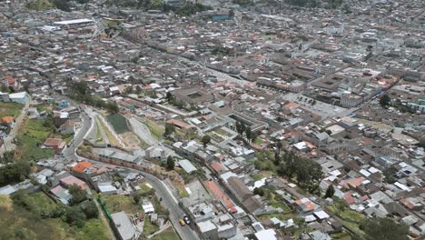 Hermosa-Vista-Aérea-Desde-El-Cerro-Del-Panecillo,-Quito,-Ecuador