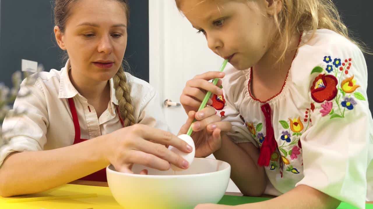 madre e hija coloreando huevos de pascua