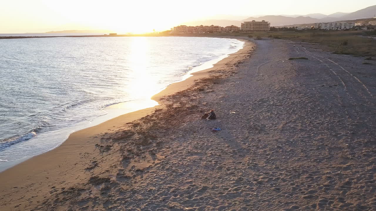 Закат на песчаном пляже