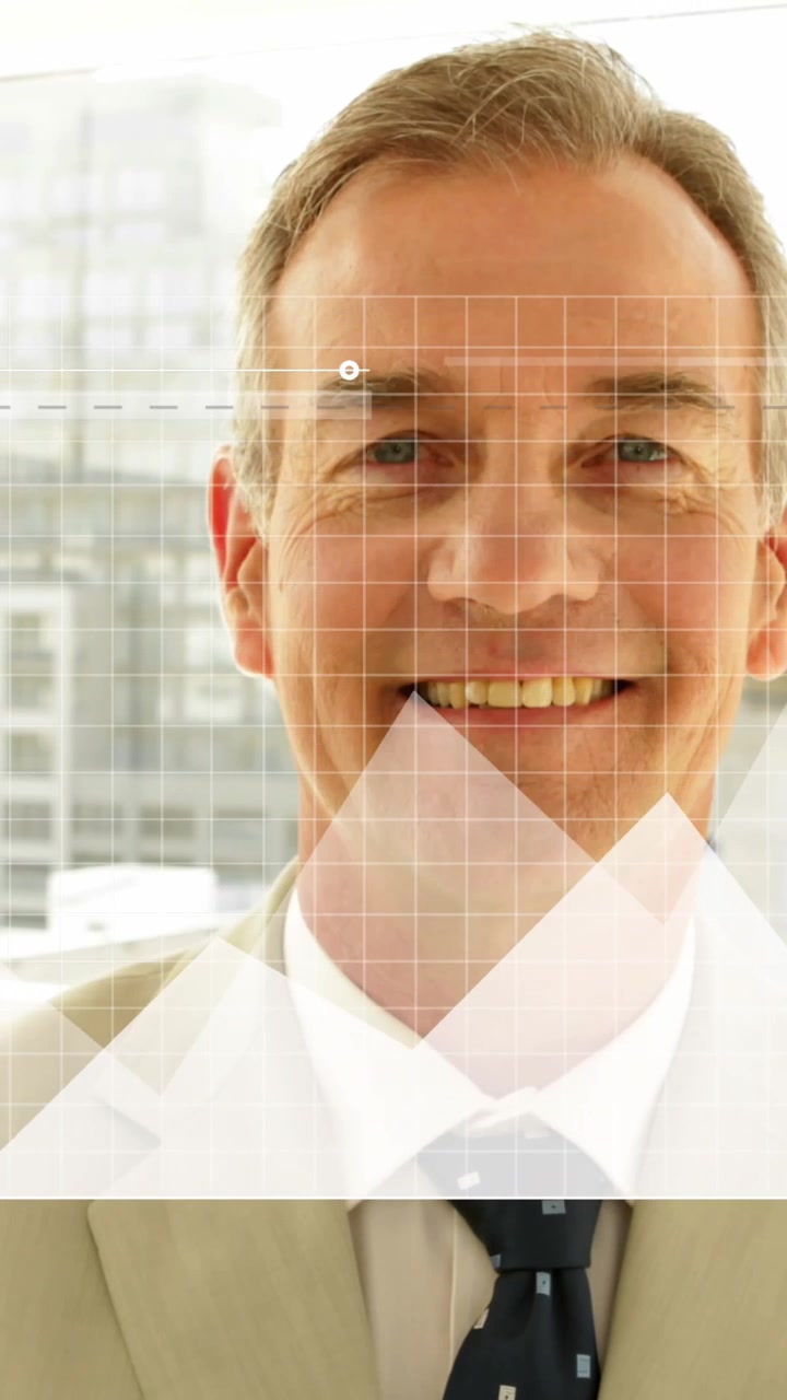 Animação de gráficos e barras de carregamento, empresário caucasiano sorridente de braços cruzados no escritório
