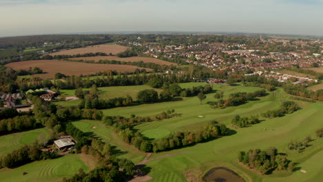 Toma-Aérea-Sobre-El-Campo-De-Golf-Hacia-La-Ciudad-De-Epping.