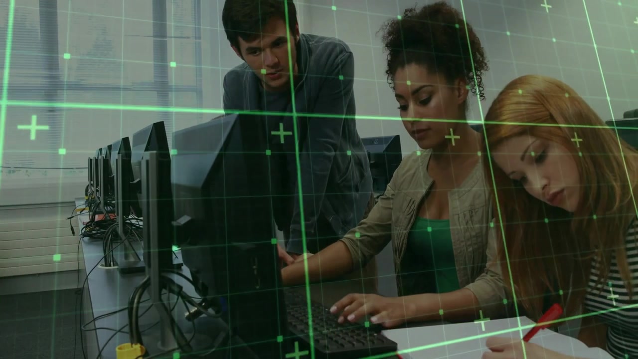 Uomo che guida una donna mentre digita comandi, un collega che prende appunti tramite una griglia verde per la collaborazione in un laboratorio tecnologico.