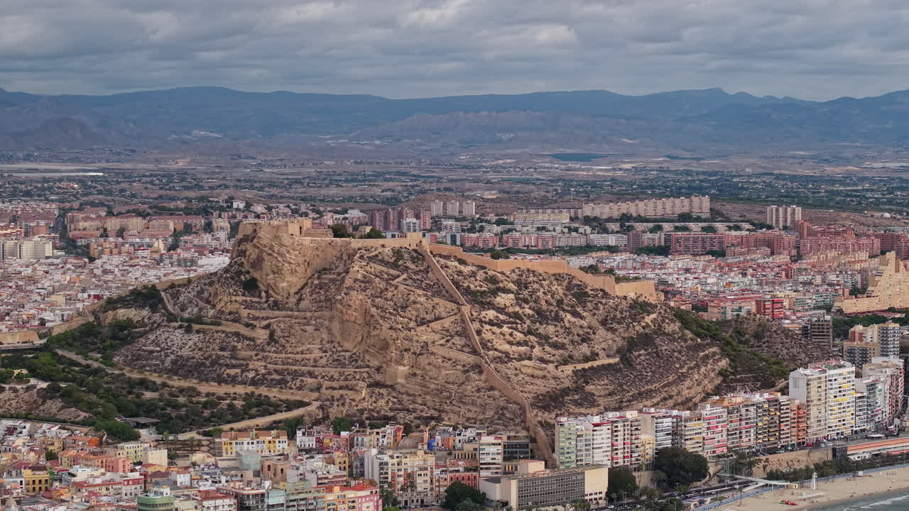 Vista aérea da colina do castelo de Santa Bárbara acima dos edifícios urbanos da cidade de Alicante