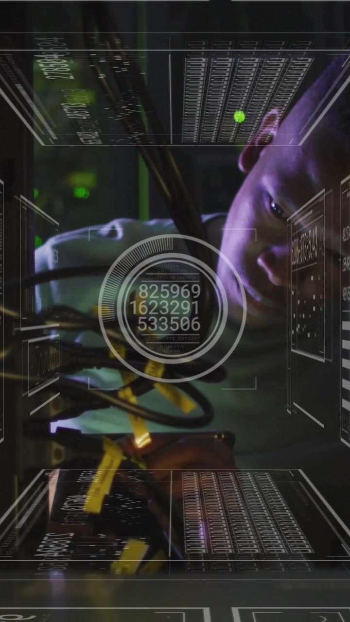 Video verticale: Tecnico IT che risponde agli aggiornamenti HUD, ricollegando cavi gialli per un test di rete