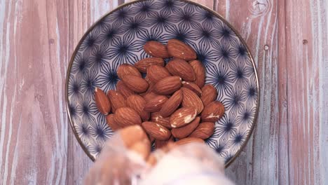almendras en un cuenco