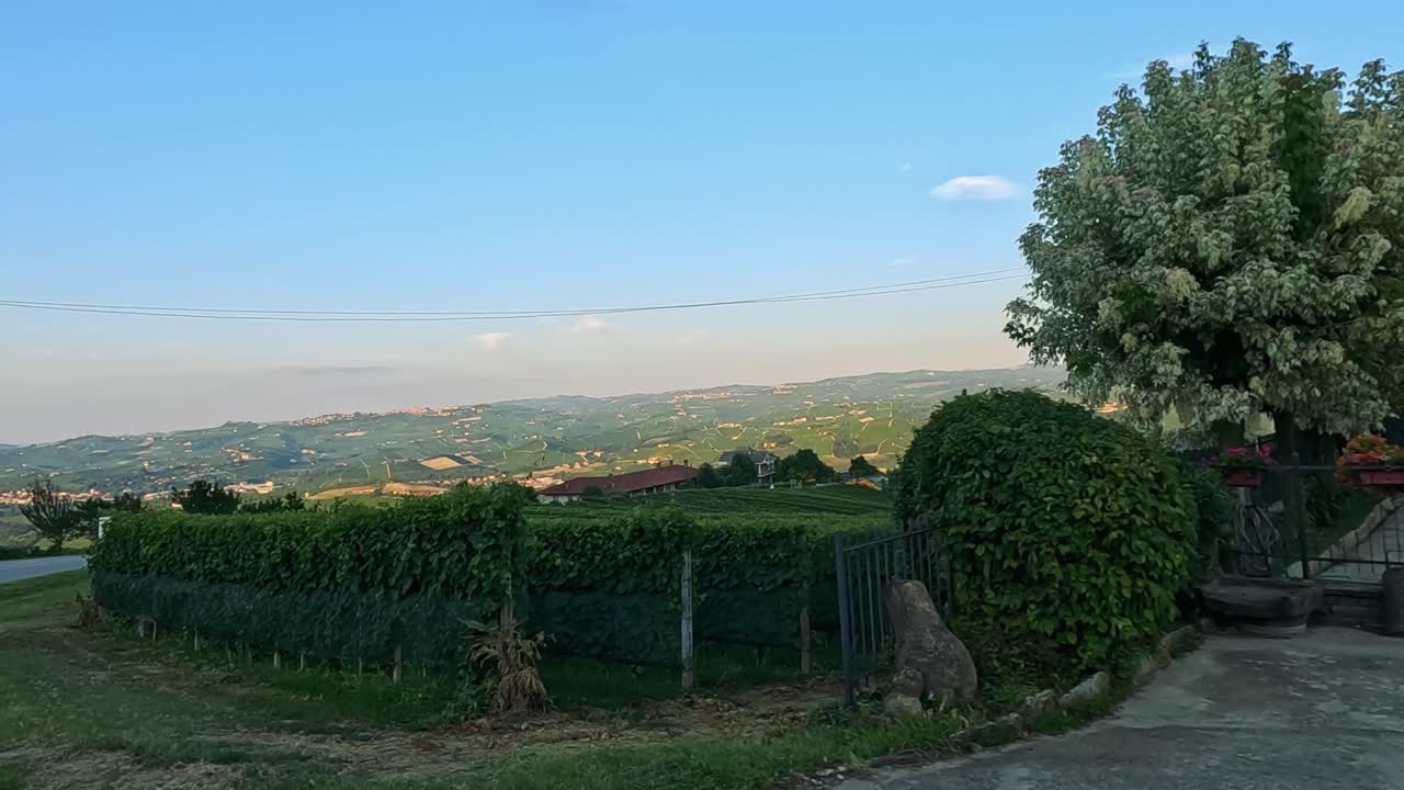 이탈리아 쿠네오에서 포도과 풍경을 탐험합니다.