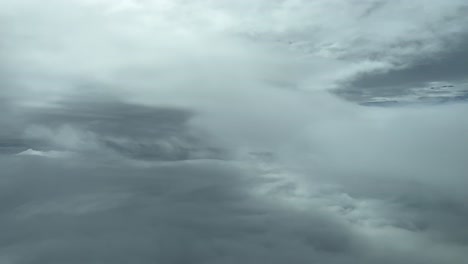 deslizándose serenamente entre las nubes