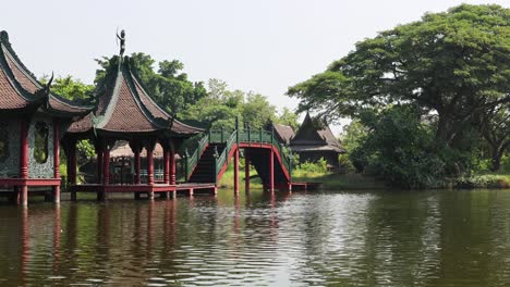 paisaje de agua serena con estructuras de estilo asiático