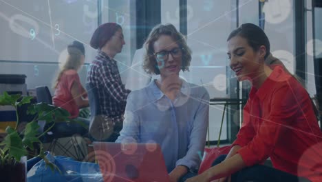 animación de diversos compañeros de trabajo discutiendo informes sobre tecnología, iconos conectados, letras, números
