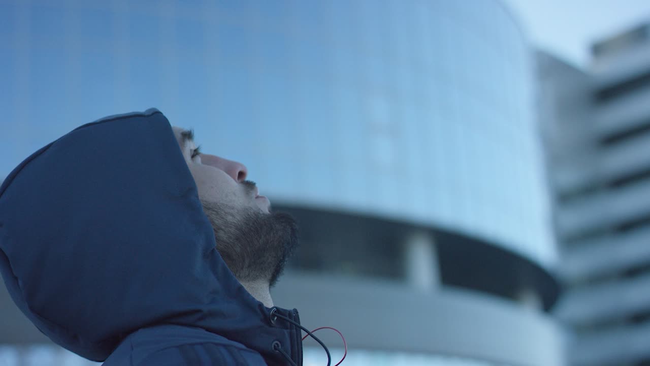hombre con capucha al aire libre