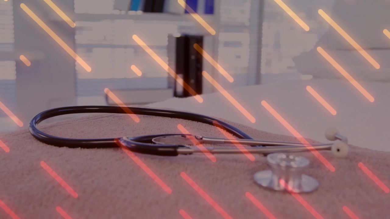 Telecamera che si inclina verso il basso sopra i raccoglitori, rivelando uno stetoscopio arrotolato sulla scrivania ed evidenziando uno strumento medico