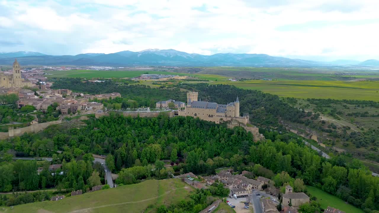 vista aérea del alcázar de segovia y la ciudad circundante
