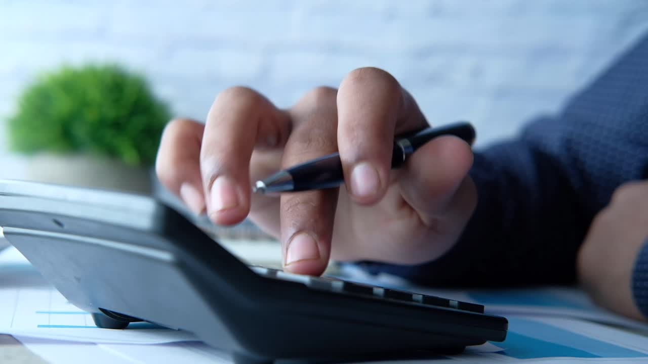 persona que utiliza una calculadora