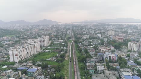 Gran-Suburbio-Barrio-De-La-Ciudad-Dividido-Por-Ferrocarril-Por-Donde-Pasan-Los-Trenes-Para-Transportar-Pasajeros-Y-Mercancías