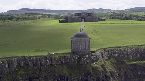 Playa-Cuesta-Abajo-Y-Templo-Mussenden-En-La-Ruta-Costera-De-La-Calzada,-Irlanda-Del-Norte