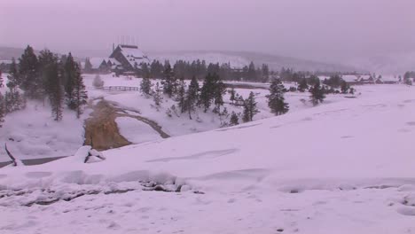 Die-Yellowstone-Lodge-Befindet-Sich-In-Der-Ferne-Von-Diesem-Toten-Winter,-Der-Im-Yellowstone-Nationalpark-Geschossen-Wurde