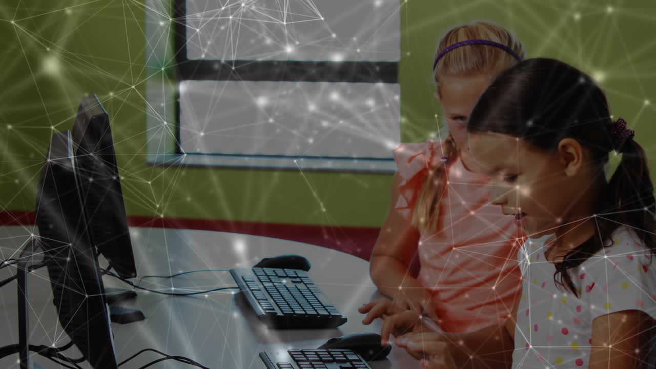 red de conexiones flotando sobre dos niñas diferentes usando computadora en la escuela