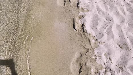 Mann-Läuft-Am-Sauberen,-Mit-Der-Blauen-Flagge-Ausgezeichneten-Strand-Auf-Der-Halbinsel-Chalkidiki,-Griechenland