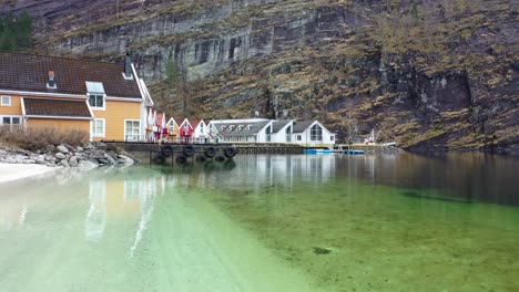 Modalen-Norwegen,-Luftaufnahme-über-Strand-In-Richtung-Stadtzentrum