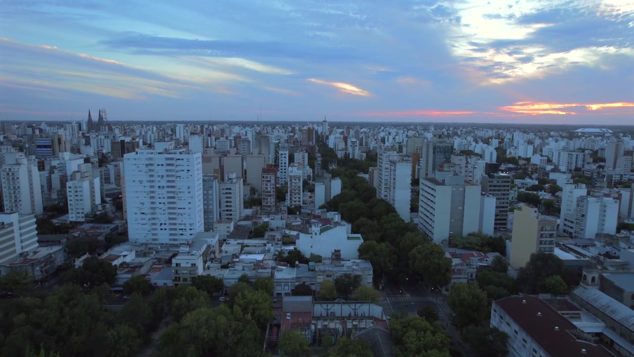 Veduta aerea 4K da drone di La Plata, Buenos Aires, Argentina al tramonto. Skyline urbano, edifici e strade illuminati dalla calda luce serale in tutta la città