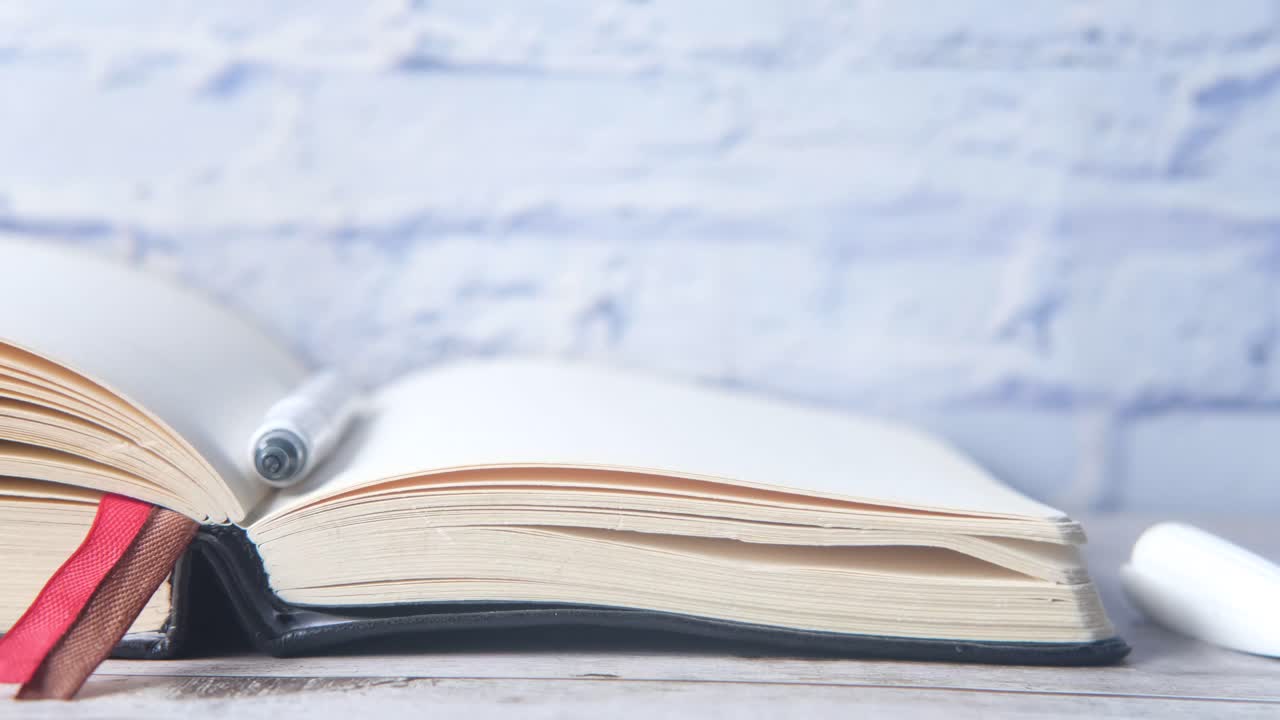 cuaderno abierto con bolígrafo