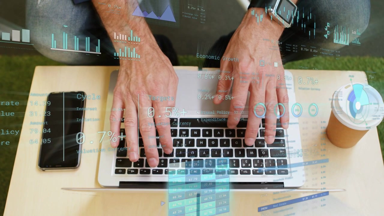 Homem colocando as mãos no teclado, digitando e gerando gráficos animados no laptop para análise.