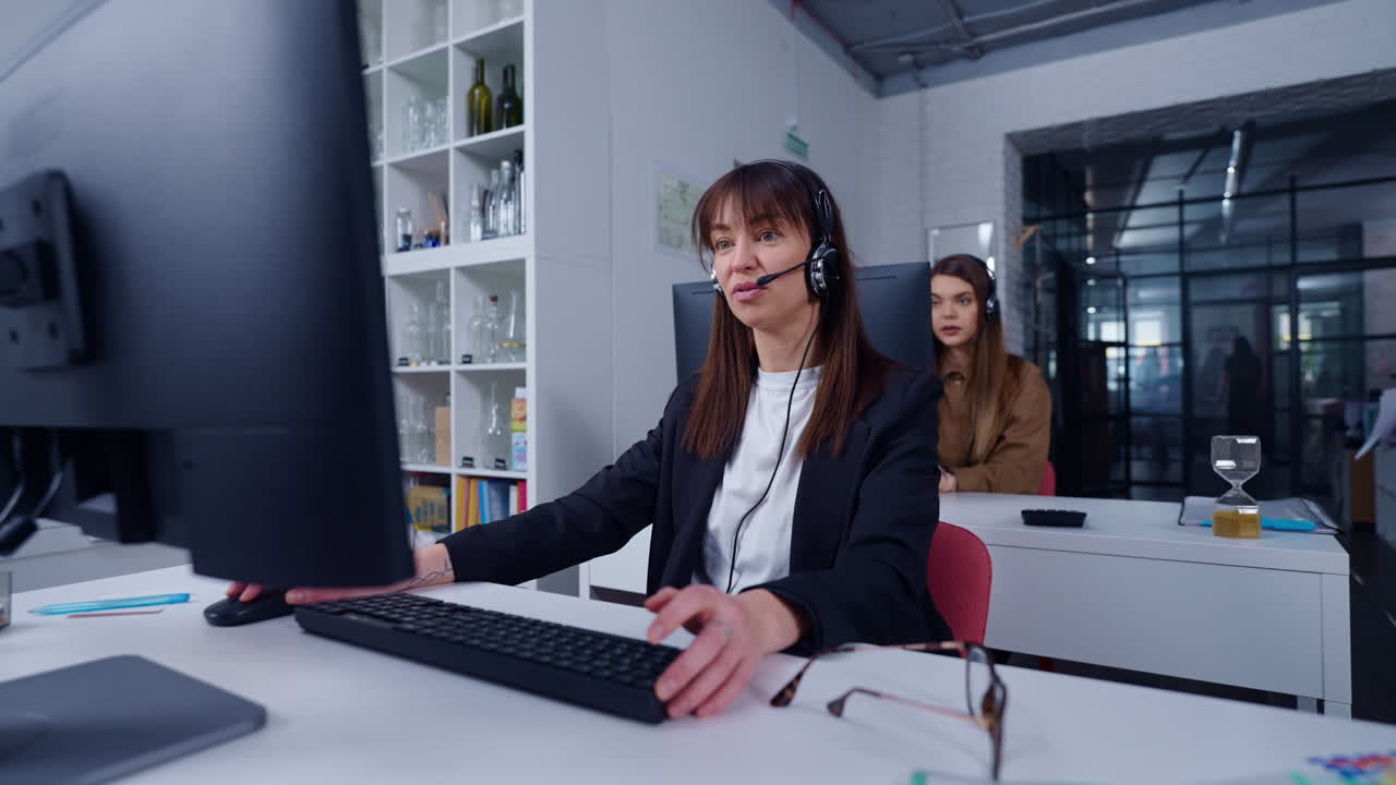 mujer de negocios trabajando en computadora en un centro de llamadas