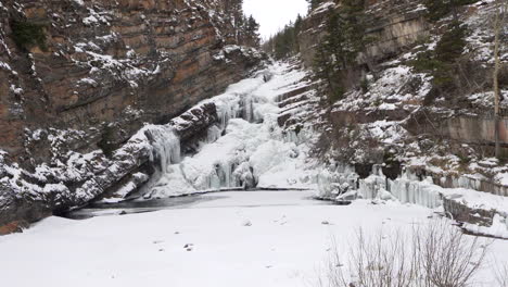 Cascada-Congelada-En-Un-Paisaje-Nevado-En-El-Sur-De-Alberta-Canadá-Parque-Nacional-Watertown-Durante-El-Invierno