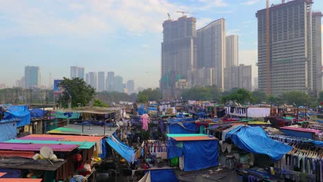 Dhobi-Ghat-(mahalaxmi-Dhobi-Ghat)-Era-Una-Lavandería-Automática-(lavoir)-Al-Aire-Libre-En-Mumbai,-India.-Las-Lavadoras,-Conocidas-Como-Dhobis,-Trabajan-Al-Aire-Libre-Para-Limpiar-Ropa-Y-Ropa-De-Cama-De-Los-Hoteles-Y-Hospitales-De-Mumbai.