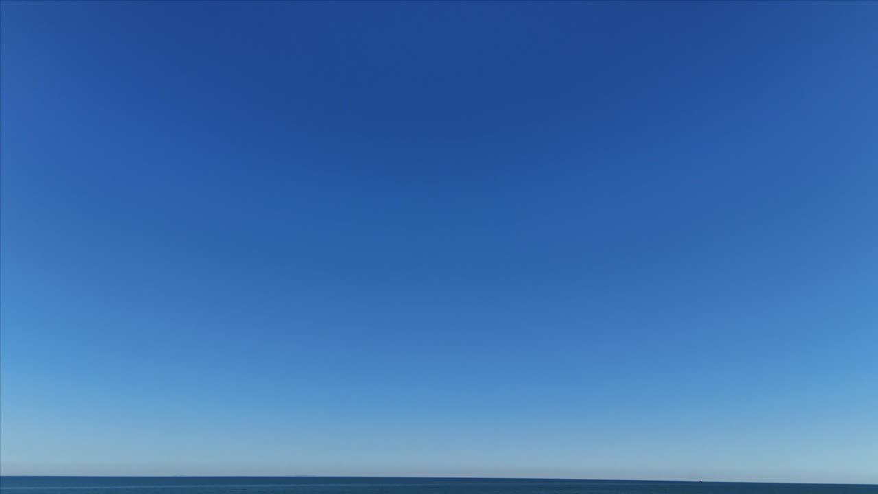 온타리오 호수를 드러내기 위해 하늘을 기울이는 드론