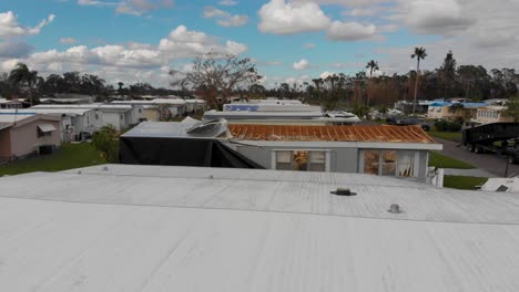 video de dron de 4k de casa móvil con techo removido por huracán en florida - 36