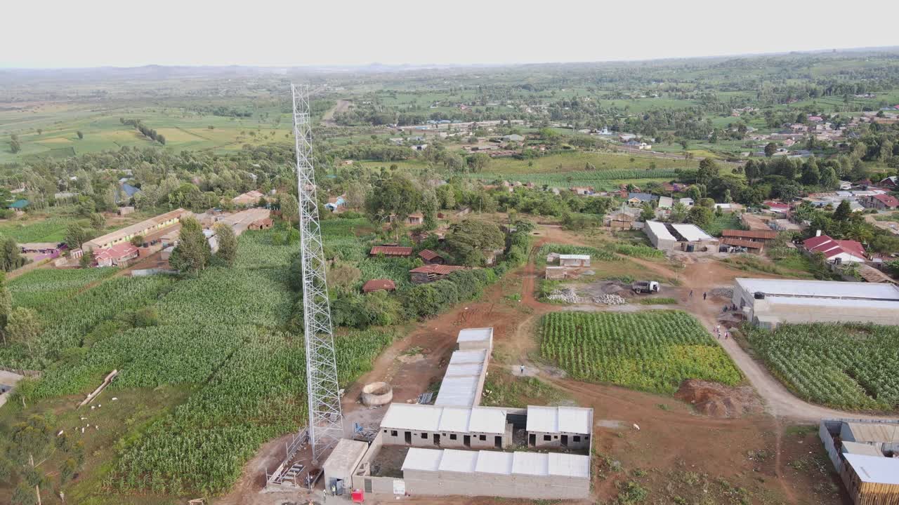 sitio de construcción de un mástil de telecomunicaciones en el campo africano para proporcionar transmisión inalámbrica