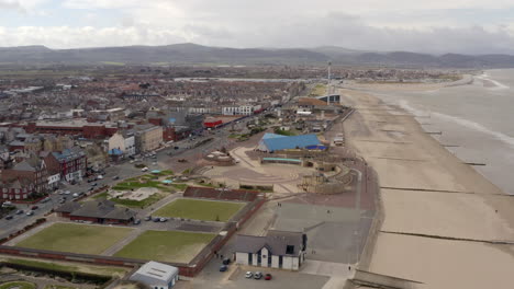 una vista aérea del paseo marítimo de rhyl y el paseo marítimo en un día nublado, volando sobre el paseo marítimo hacia la bahía de kinmel, norte de gales, reino unido