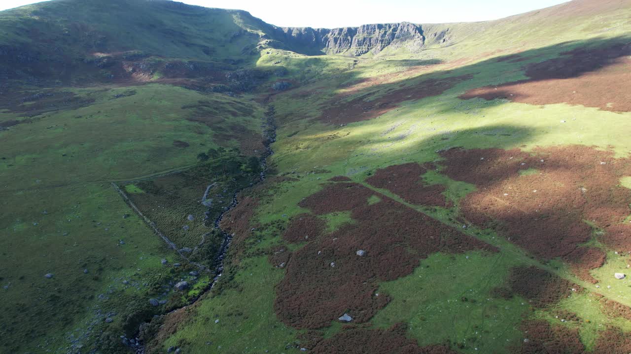 Montagne Comeragh Waterford Irlanda, ombre e luci sul fianco della collina in una sera d'estate