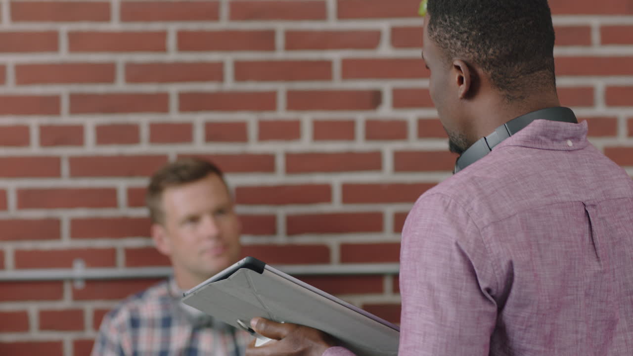 joven empresario afroamericano que usa una tableta digital que presenta la estrategia de marketing líder del equipo hombre que comparte ideas diversas personas de negocios que colaboran en la oficina de la empresa de inicio