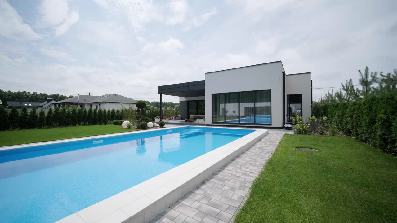 exterior moderno de la casa. casa con su propio territorio y grandes ventanas panorámicas. una pequeña casa suburbana en un estilo moderno.