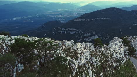 toma de drones cinematográficos de gran angular de 4k de crestas y picos de montañas
