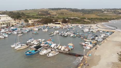 puerto deportivo maltés imágenes no tripuladas yate vista aérea barco puerto lujo turismo línea costera viajes marsaxlokk malta